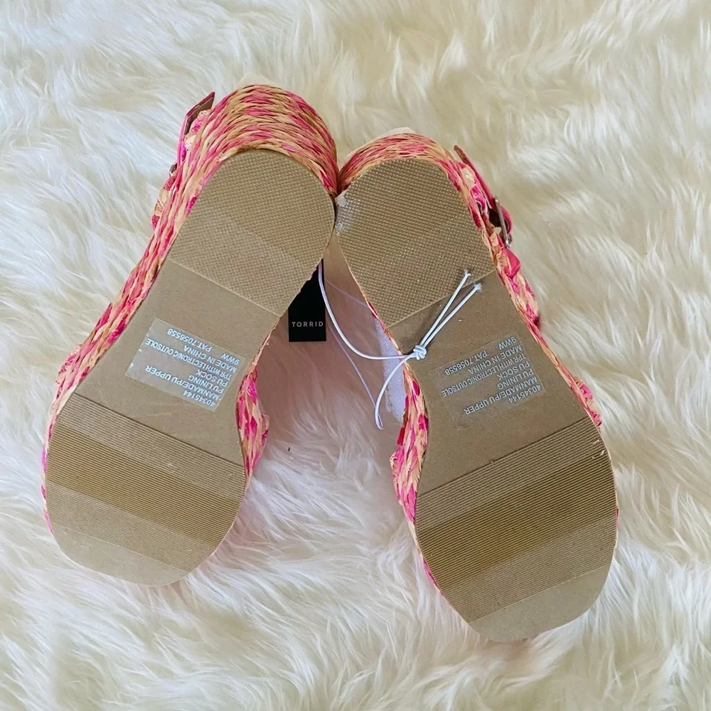 Torrid T strap raffia wedges, Sz. 9WW